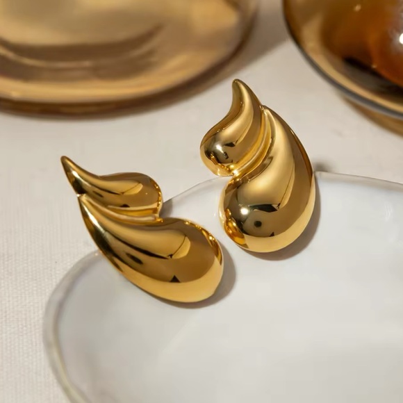 ◾️18k Gold Plated Double Layered Water Drop Stud Earrings - Picture 7 of 11